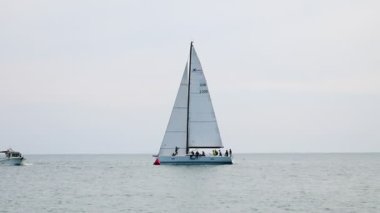 Eğlence yatı deniz kıyısında bir gezintiye çıkıyor.