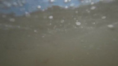 Aksiyon kamerasıyla denizde yüzmek.