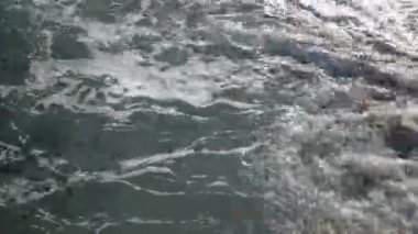 Deniz kıyısındaki dalgalar