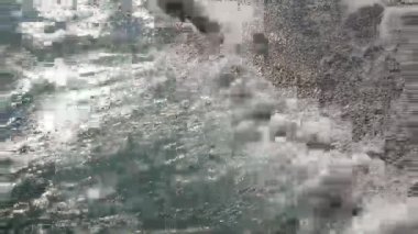 Deniz kıyısındaki dalgalar