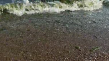 Deniz kıyısında dalgalar