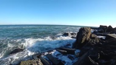 Deniz kıyısında dalgalar