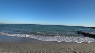 Deniz kıyısında dalgalar