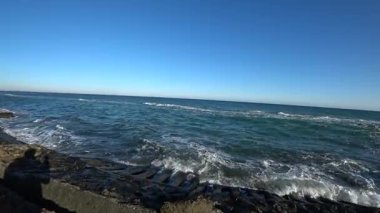 Deniz kıyısında dalgalar