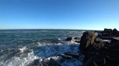 Deniz kıyısında dalgalar