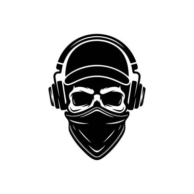 Beyzbol şapkası, kulaklık ve bandana maskesi takan şehir kafatası taşıyıcısı. Sokak kıyafetleri, grafiti sanatı, DJ, oyun veya yeraltı müzik logoları için agresif monokromatik tasarım.