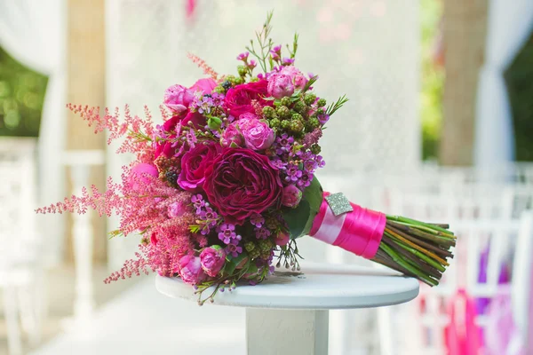 Böğürtlenli düğün çiçeği