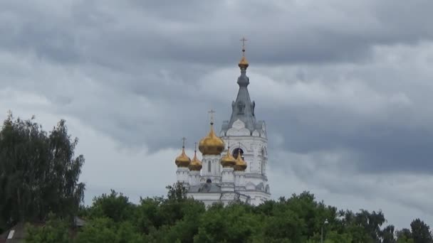 Monastir laki-laki Perm Rossiya.Great Pond. Pohon Hijau. Awan gelap . — Stok Video