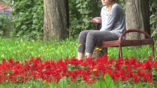 20 juli 2015 Perm.Rossiya.Flowers in het park. Meisje wieden bloemen in het park. Zonnige zomerdag. — Stockvideo