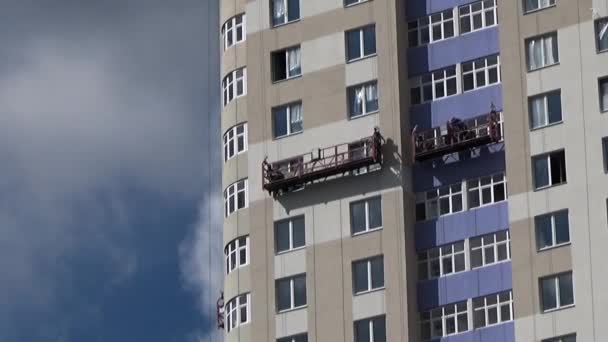 Worker are painting the color in high buildings. — Stock Video