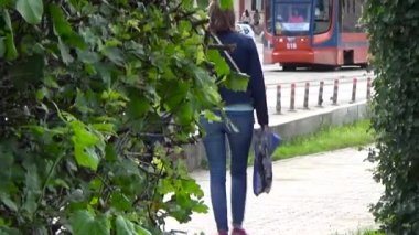 Ağustos, 2015. Yaz sokakta yürüyen Perm.Rossiya.Young kadın.