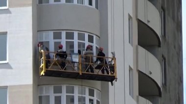 Alt renk yüksek binalarda boyama.