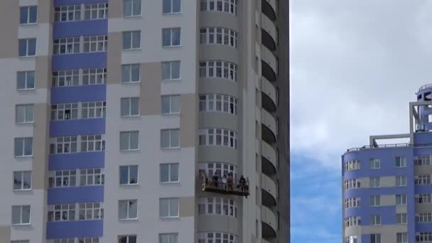 Працівник малює колір у високих будівлях . — стокове відео