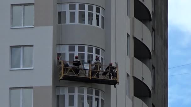 Trabalhador estão pintando a cor em edifícios altos . — Vídeo de Stock