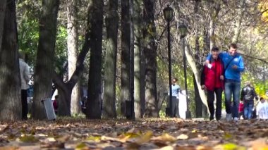 İki arkadaş konuşuyor, gülüyor parkta yürüyorlar. Perm, Rusya, Eylül 2015