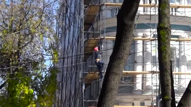 Homens trabalhando construção no andaime — Vídeo de Stock