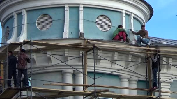 Men working construction on the scaffold. Perm. Russia.2015 September 17 — Stock Video