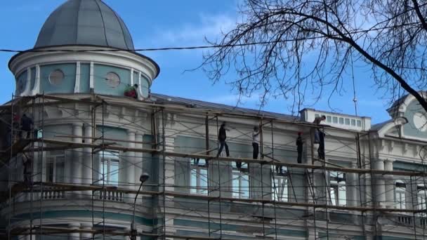 Men working construction on the scaffold  Perm, Russia,  2015 September 17 — Stock Video