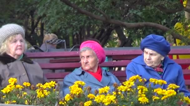 Viejas sentadas en un banco del parque. Perm. Russia.2015 17 de septiembre — Vídeos de Stock