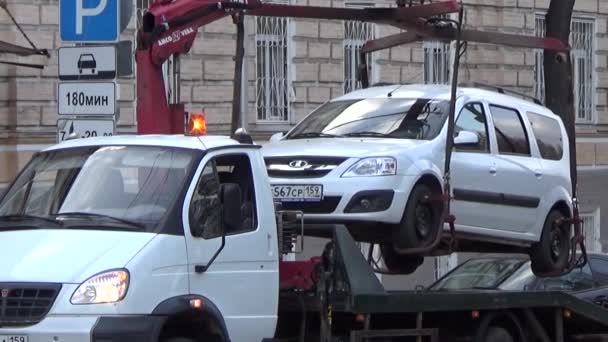 Evacuação de carros.A multa por estacionamento, Perm. Russia.2015 17 de setembro — Vídeo de Stock