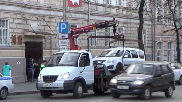 Evacuación de coches.La multa por estacionamiento, Perm. Russia.2015 17 de septiembre — Vídeos de Stock
