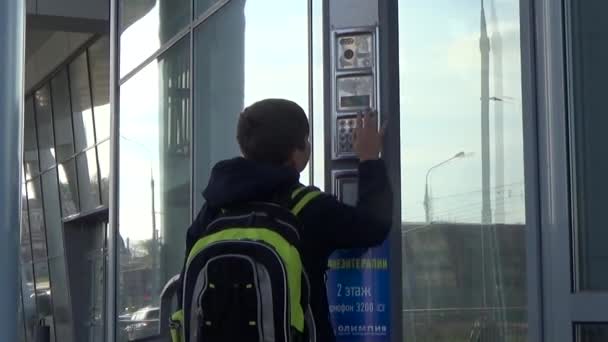 Boy Introduce el código de intercomunicación. Perm. Russia.2015 17 de septiembre — Vídeo de stock