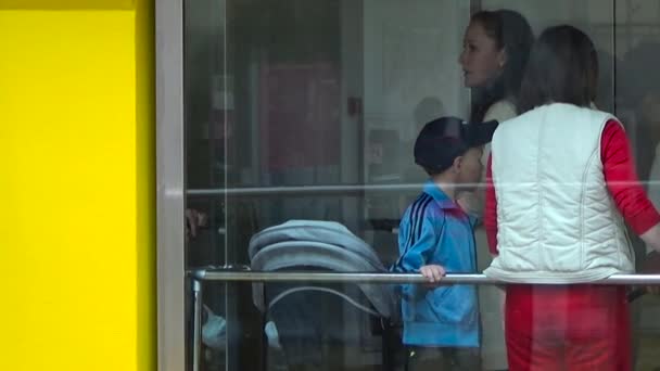 Ascensores Ascensores en un centro comercial con gente. Perm, Rusia, 17 de septiembre 2015 — Vídeos de Stock