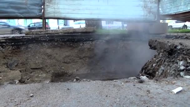 Wasserrohrbruch, Pipeline-Unfall. Dauerwelle. russland2015 september 17 — Stockvideo