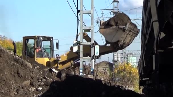 Lader laadt de grond. Perm. Rusland. 22 september 2015 — Stockvideo