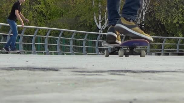 Skateboarding muž. Zpomalený pohyb. Perm.Russia. 27 září 2015 — Stock video