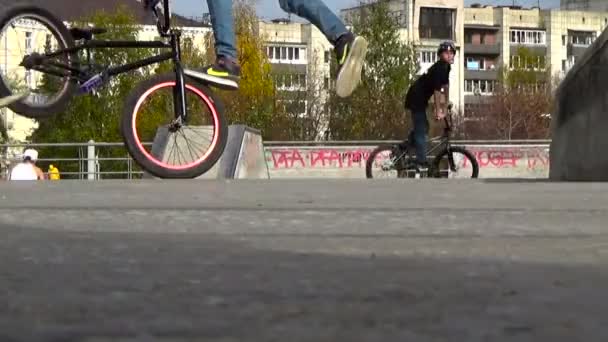 BMX. Stunt fiets rijden op het voorwiel. Perm.Russia., 27 September 2015 — Stockvideo