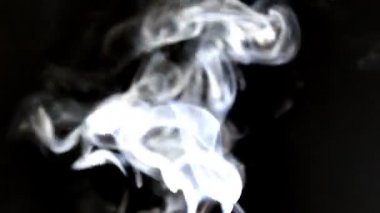 Siyah arka plan üzerine canlı duman