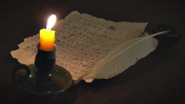 Eski el yazması ve yanan mum
