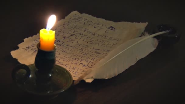 Oude Manuscript en brandende kaars — Stockvideo