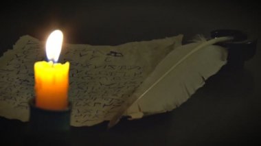 Yanan Mum ve eski el yazması