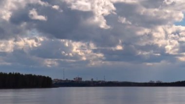 Şehir ve nehir üzerinde bulutlar