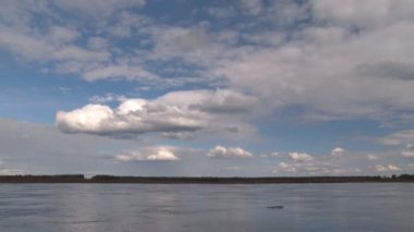 Bahar sel sırasında nehirde