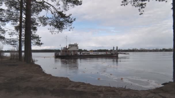Ferry Sails para outra costa do rio — Vídeo de Stock