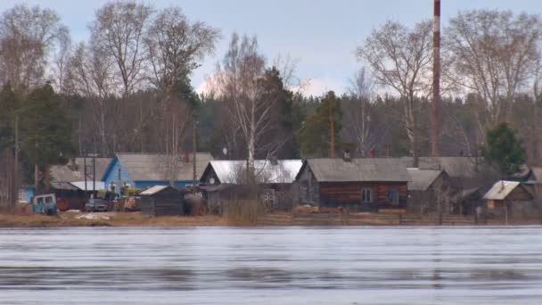 Dorpswoningen op de oevers van de rivier — Stockvideo