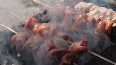 Mangal kömürü yapıyor