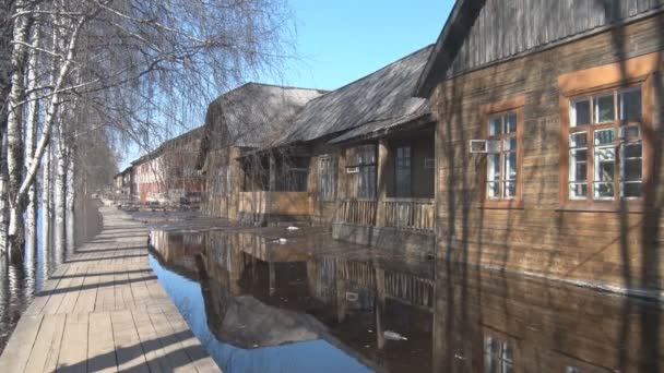 Overstromingen van de lente in dorp — Stockvideo