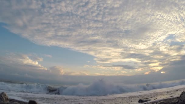 Playa de mar y olas en la noche — Vídeo de stock