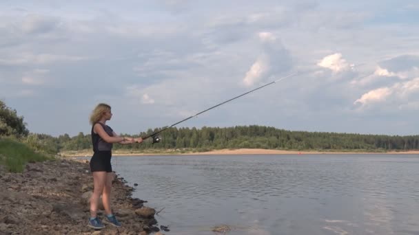 Mädchen und Spinnen auf dem Fluss. — Stockvideo