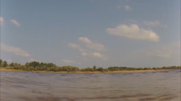 Fale na plaży nad rzeką — Wideo stockowe