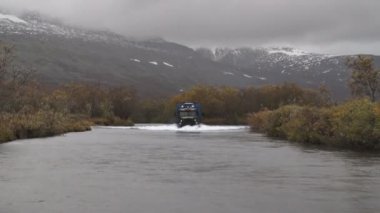 Nehri üzerinde kamyon sürmek