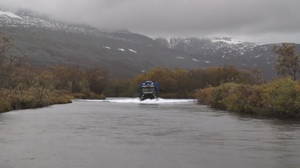 Nehri üzerinde kamyon sürmek — Stok video