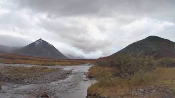 Vrachtwagen rijden op rotsen en de rivier — Stockvideo