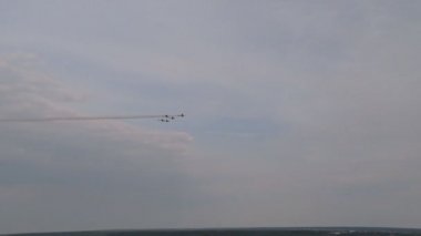 Gökyüzünde uçan uçak grubu