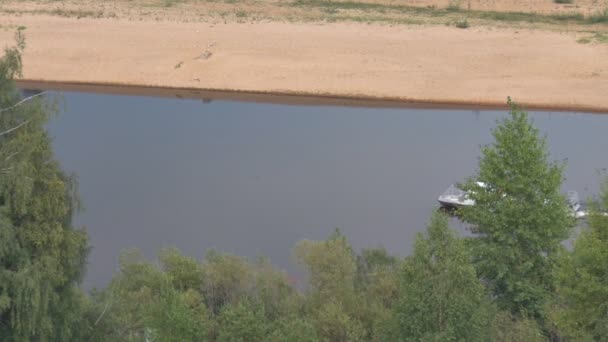 Schip praalwagens aan rivier — Stockvideo