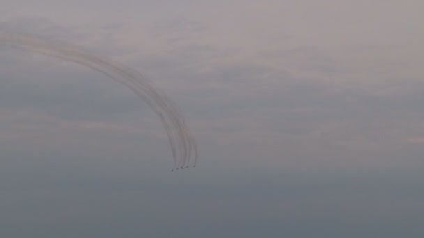 Flugzeuggruppe auf einer Flugschau — Stockvideo
